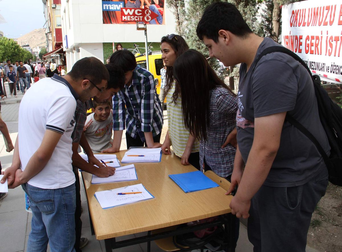 Öğrenciler Okulları İçin İmza Kampanyası Başlattı
