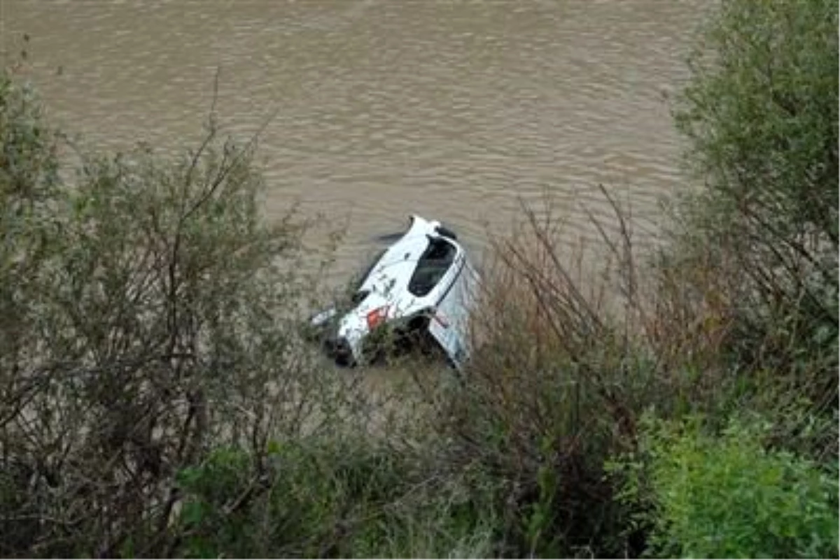 Otomobil Aras Nehri\'ne Uçtu: 1 Ölü