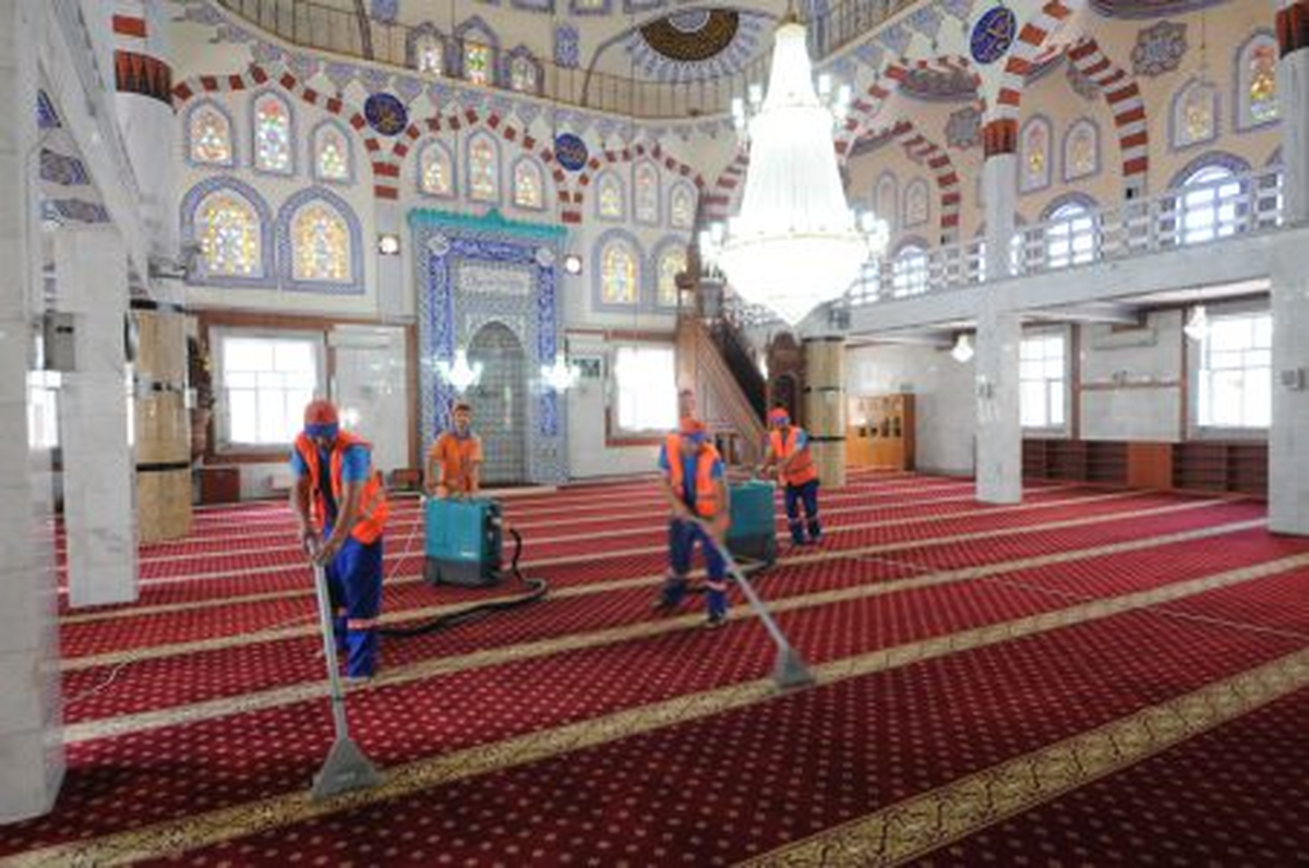 Ramazan Öncesinde Camiler Gül Kokuyor
