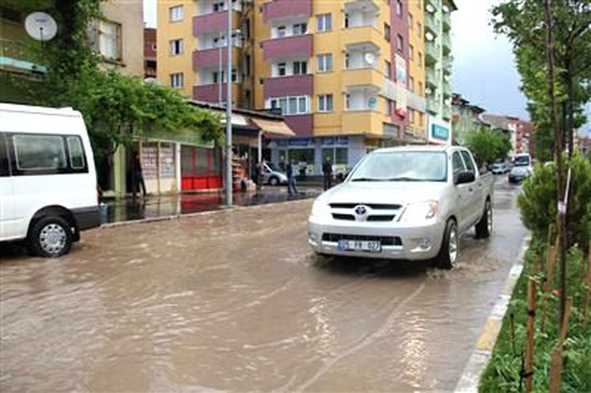 Sağanak Yağış Oltu\'da Sel ve Su Baskınlarına Neden Oldu