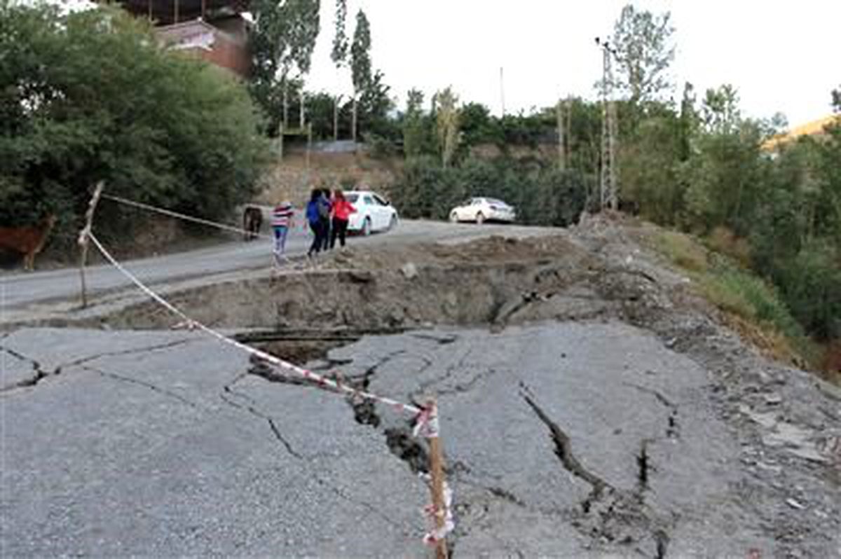 Sel Mahalle Yolunu İkiye Böldü