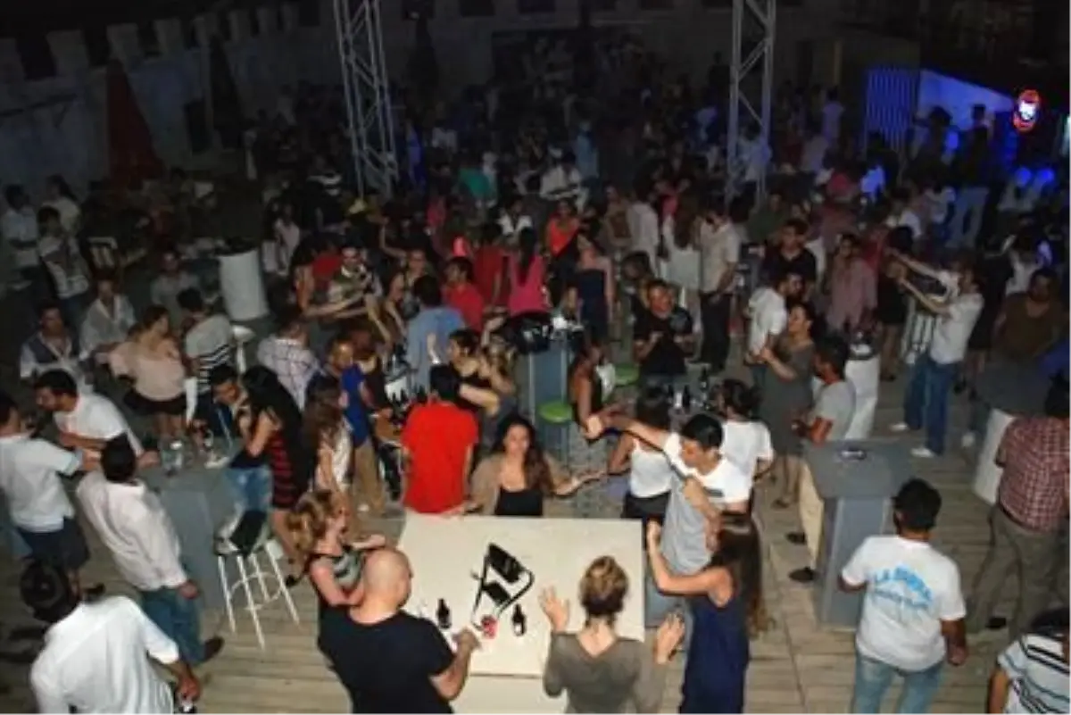 Tatilciler Eğlence Merkezlerinde Stres Atıyor