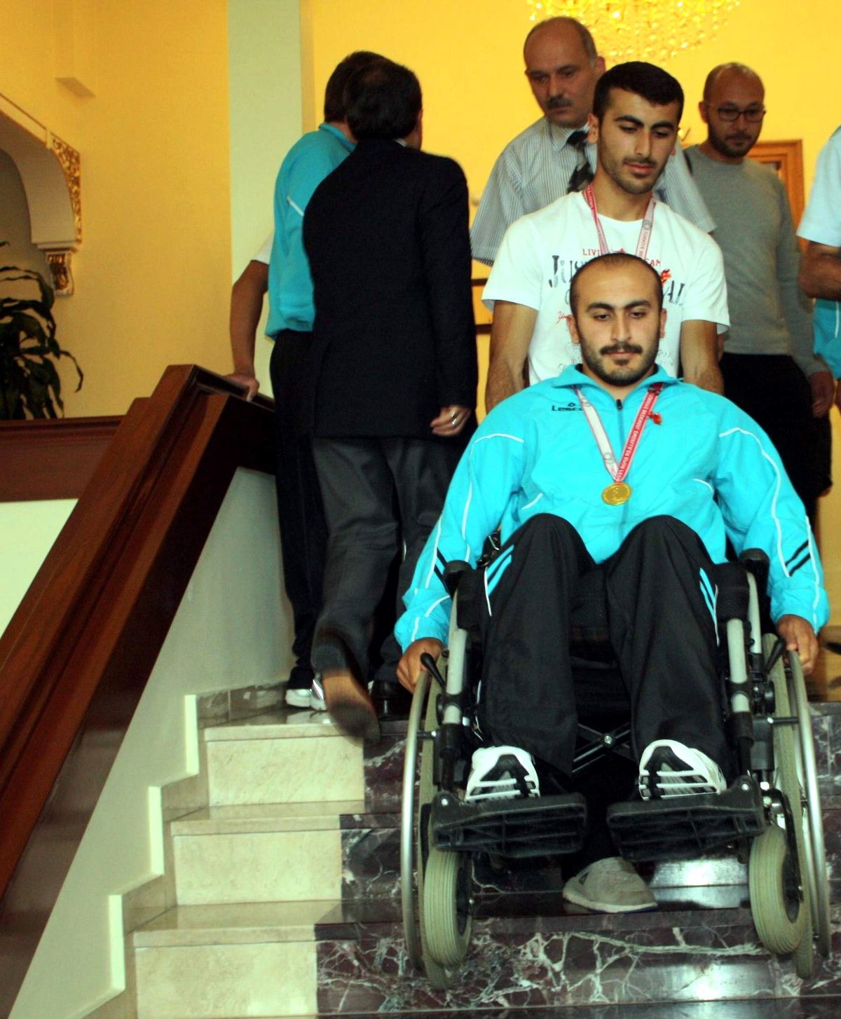 Validen Engelli Sporcuların Merdivenden Çıkarılmasına Tepki