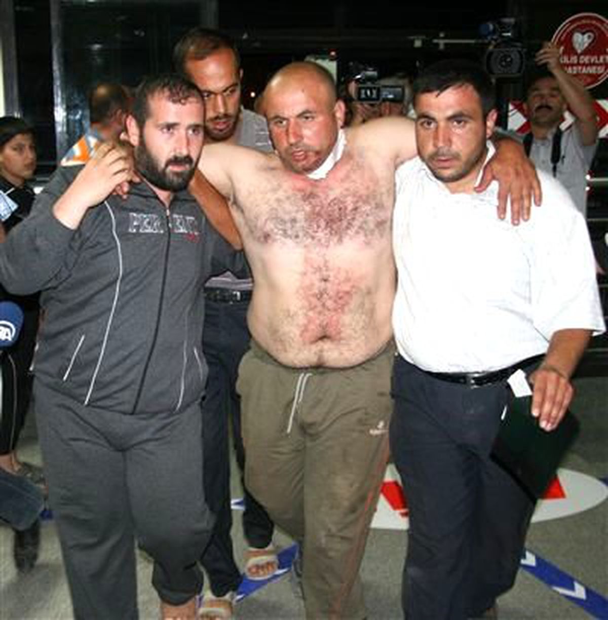 Yaralı Suriyeliler Türkiye\'ye Getirildi
