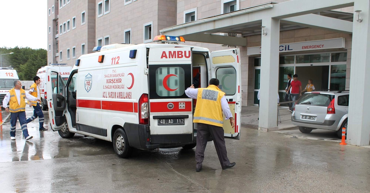 Yolcu Otobüsü ile Otomobil Çarpıştı: 5 Yaralı