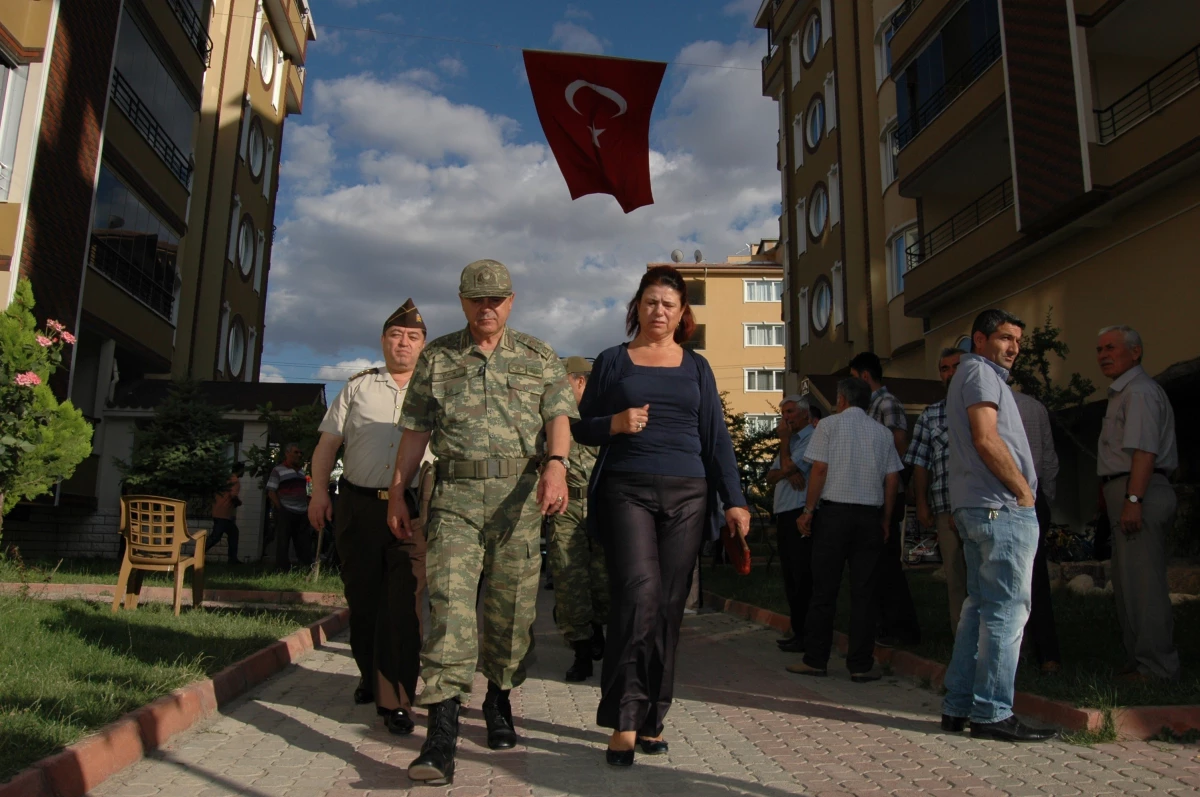 2. Ordu Komutanından Şehit Yüzbaşının Evine Ziyaret