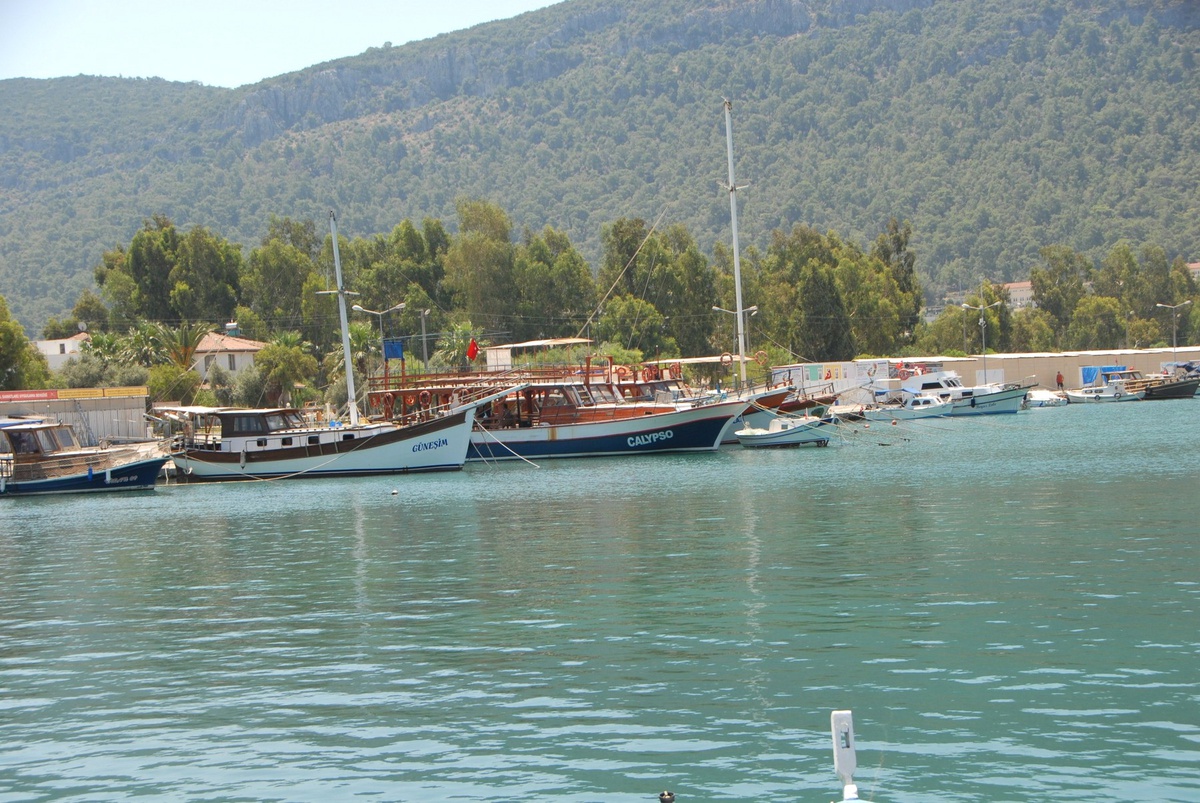 Akbük Limanına Bağlı Gezi Teknelerine Kör Tıpa Takılacak