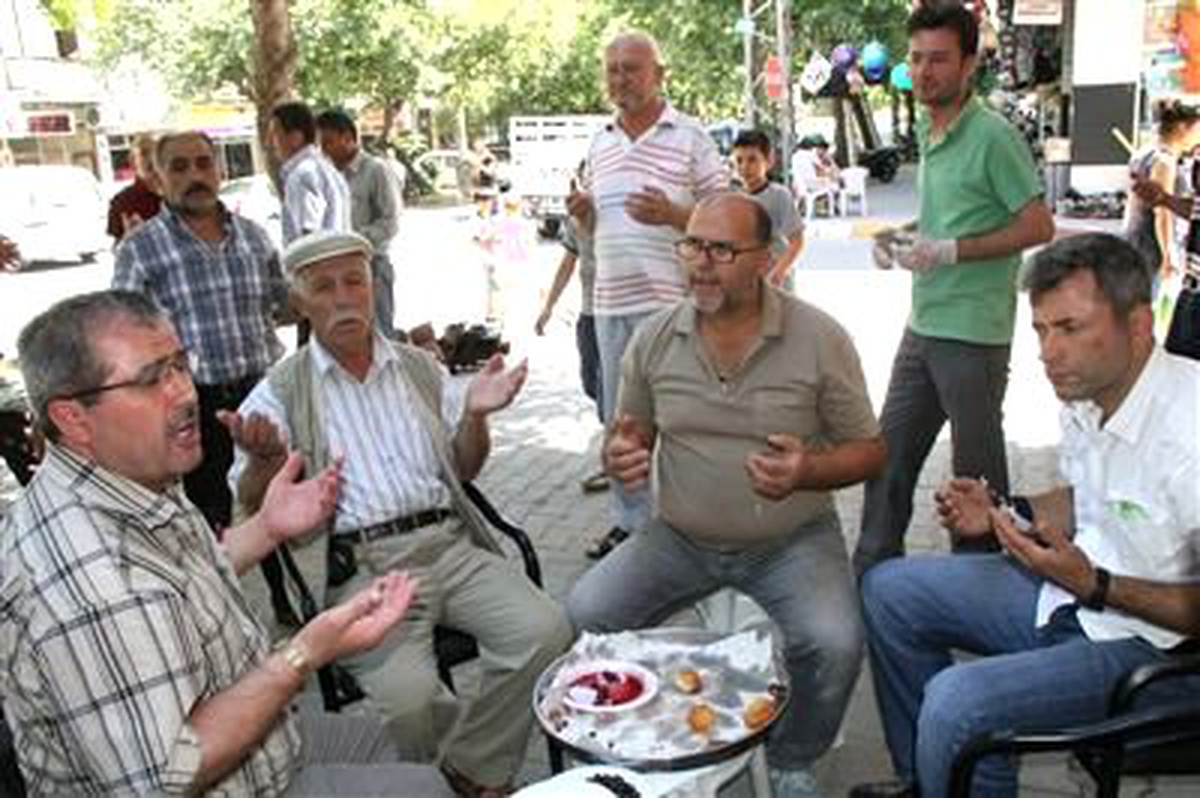 Akhisar\'da 167. Sokak Esnafından Gün Boyu Lokma Hayrı