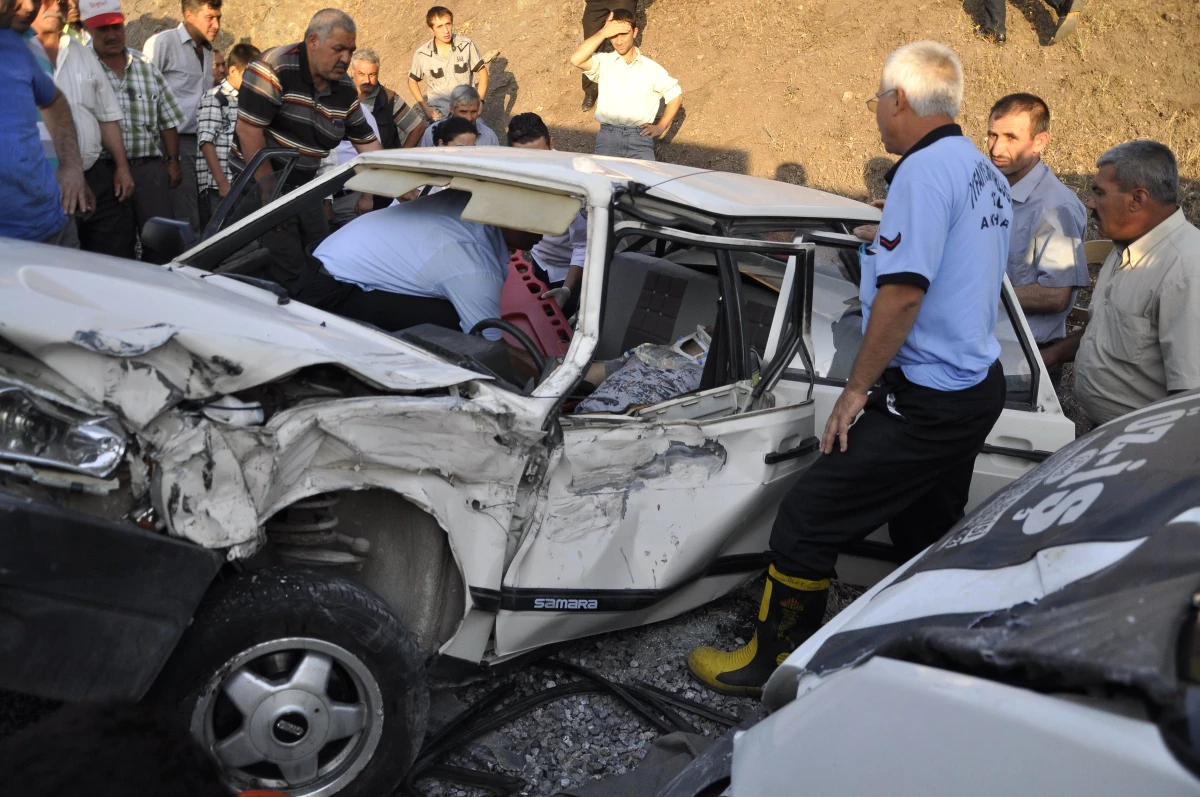 Akhisar\'da Trafik Kazası: 3 Yaralı