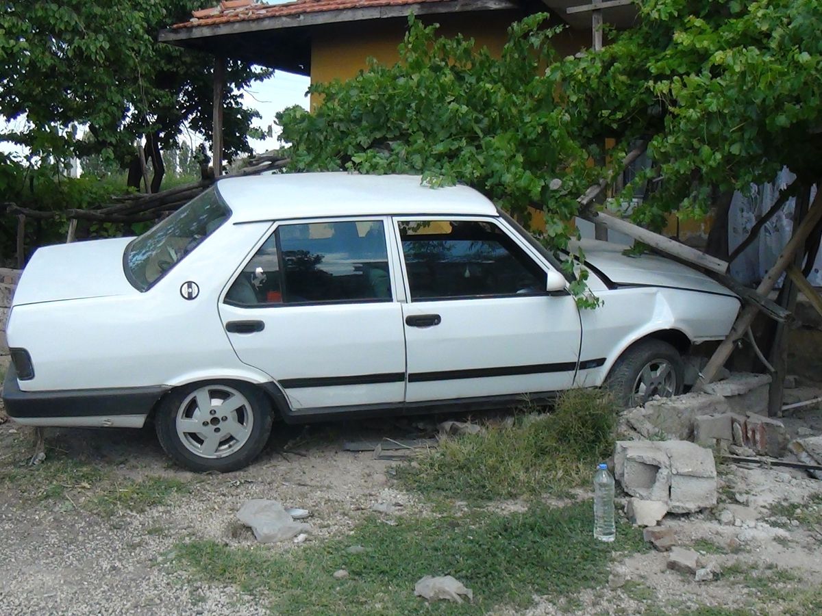 Aksaray\'da Otomobil Evin Bahçesine Girdi