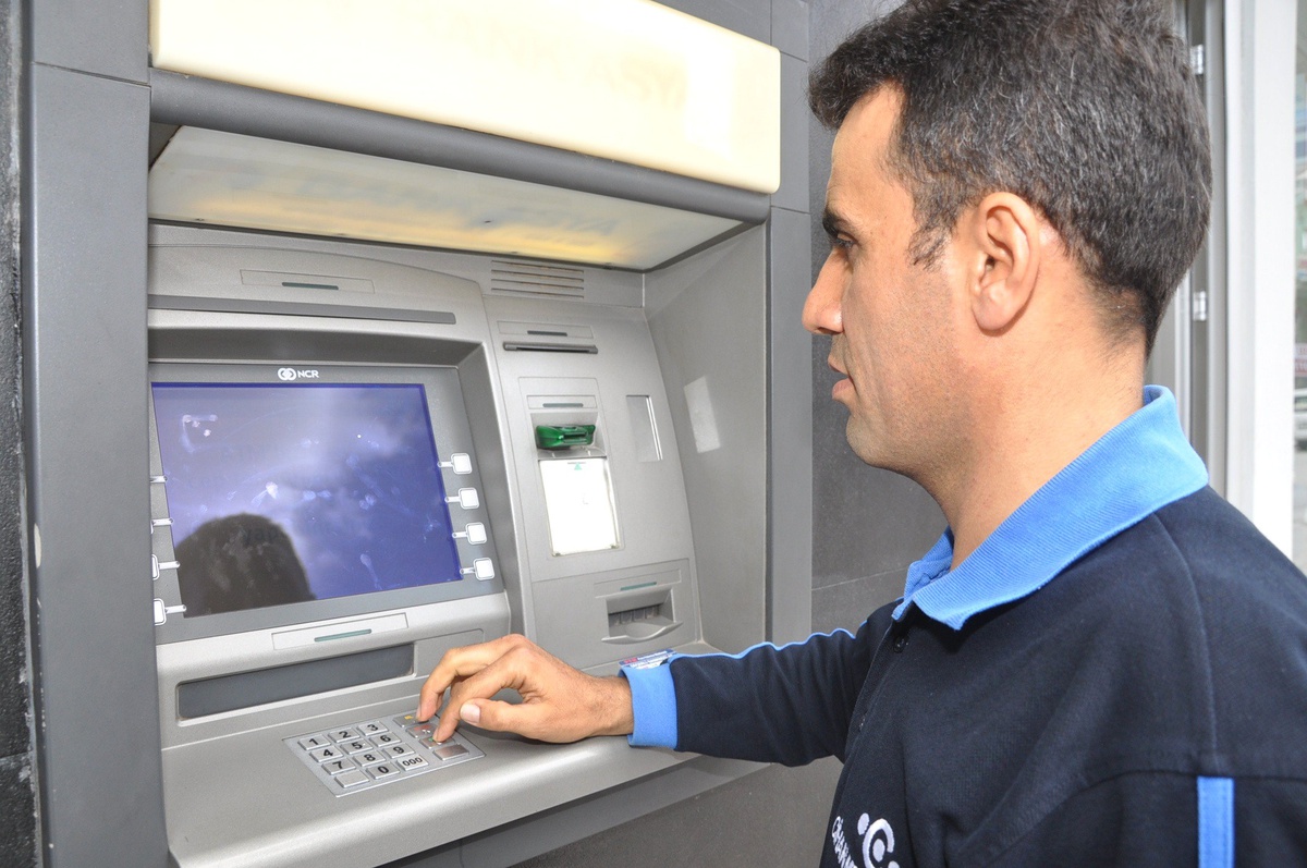 Atm\'de Bulduğu Para ve Kartı Sahibine Teslim Etti