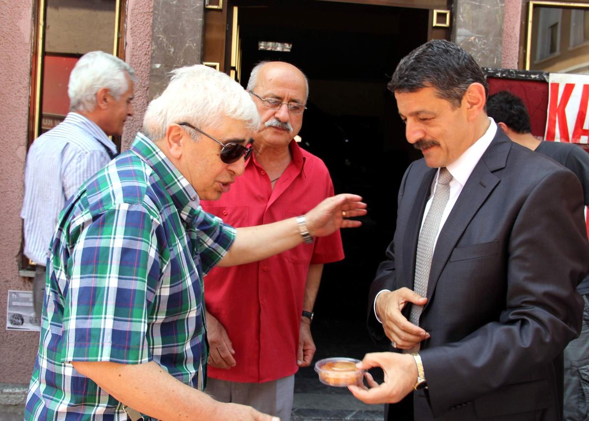 Belediye 2 Bin 500 Kandil Tatlısı Dağıttı