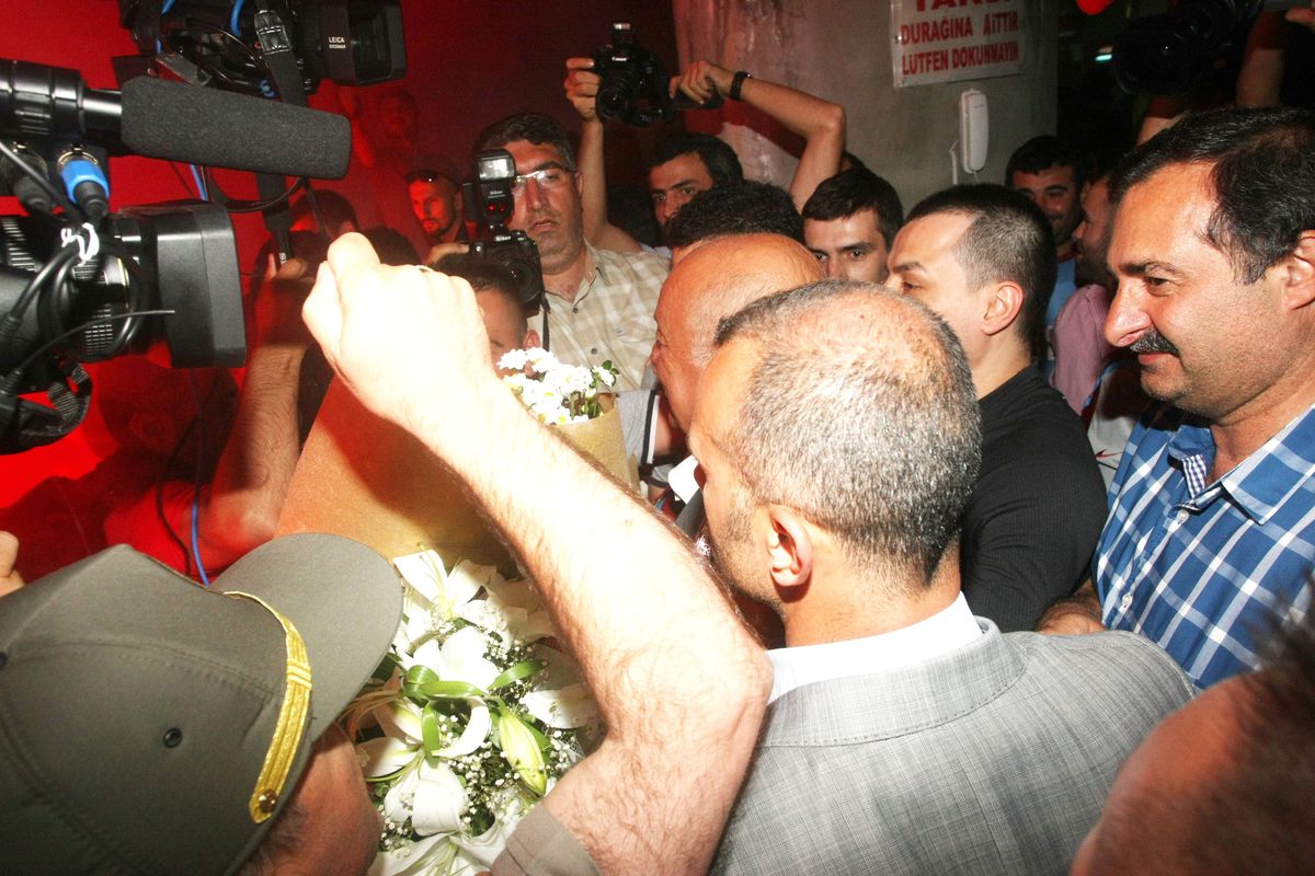 Beraat Eden Sadri Şener\'e Çoşkulu Karşılama