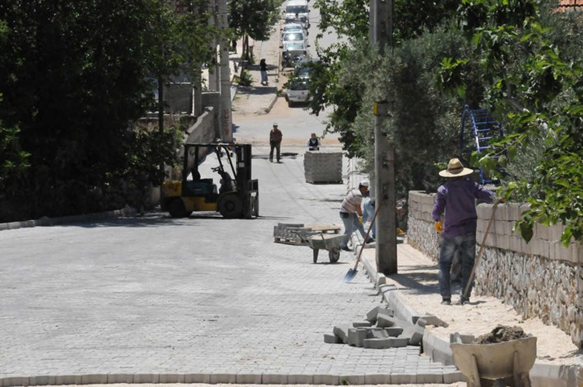 Bucak\'ta Yol Genişletme ve Parke Döşeme Çalışmaları