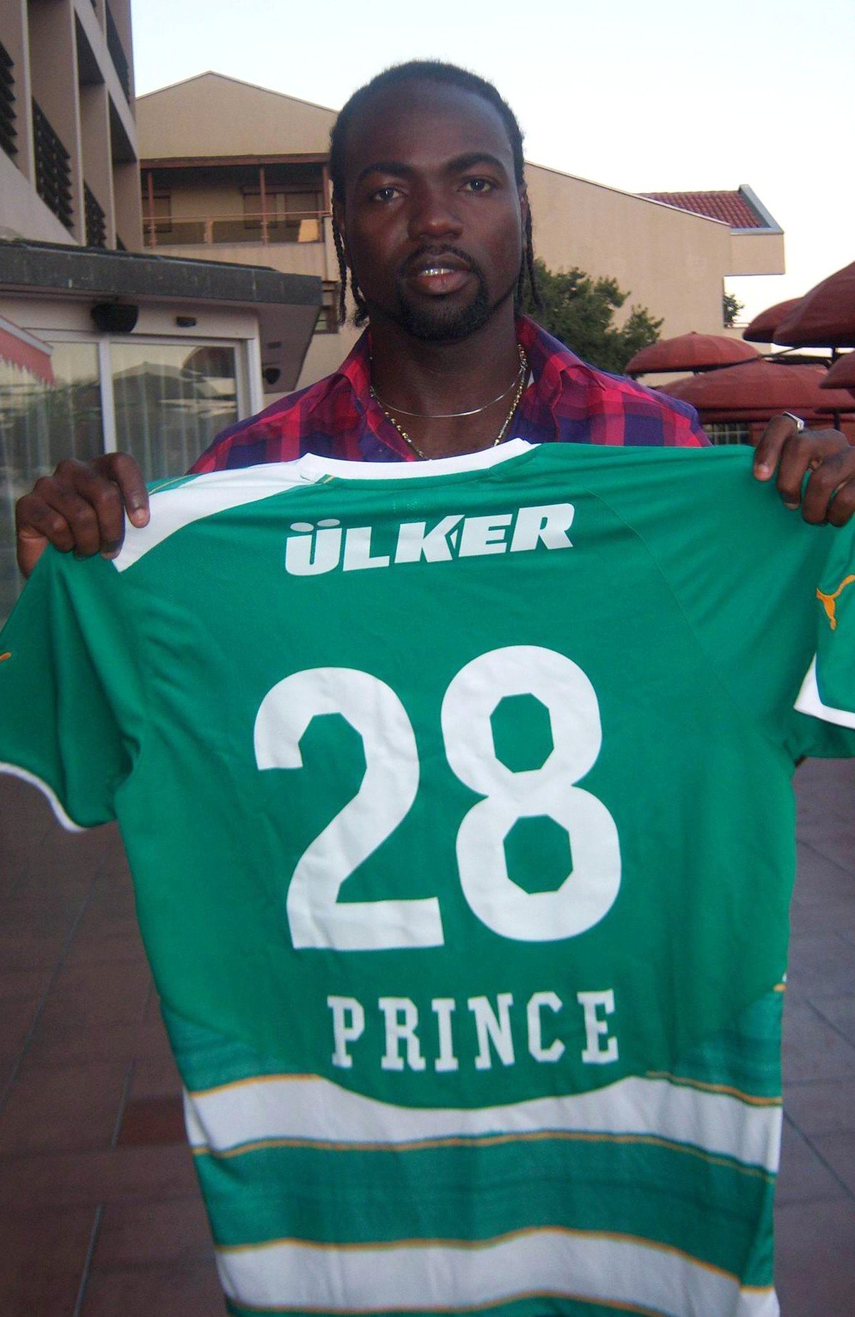 Bursaspor\'da Prince Tagoe ile Yollar Ayrılıyor