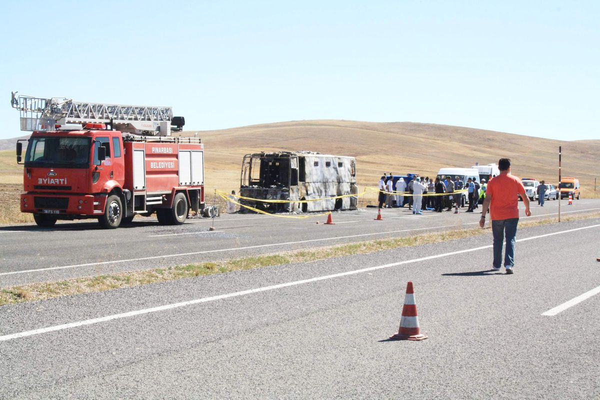 Cezaevi Aracı Kısa Devreden Yanmış