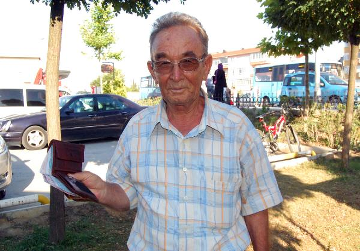 Emekli İşçi Bulduğu Para Dolu Cüzdanı Polise Teslim Etti