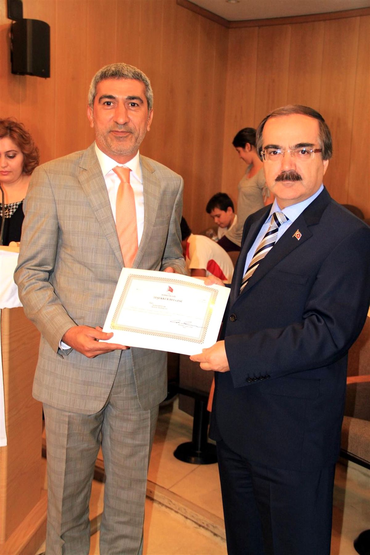 Erkan Koleji\'ne Vali Coş\'tan "Sevgiye Uzanan El" Teşekkürü