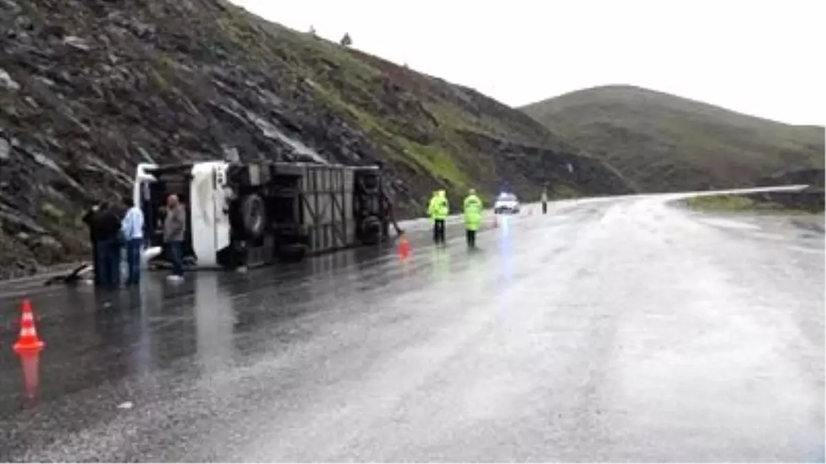 Yolcu Otobüsü Devrildi: 25 Yaralı