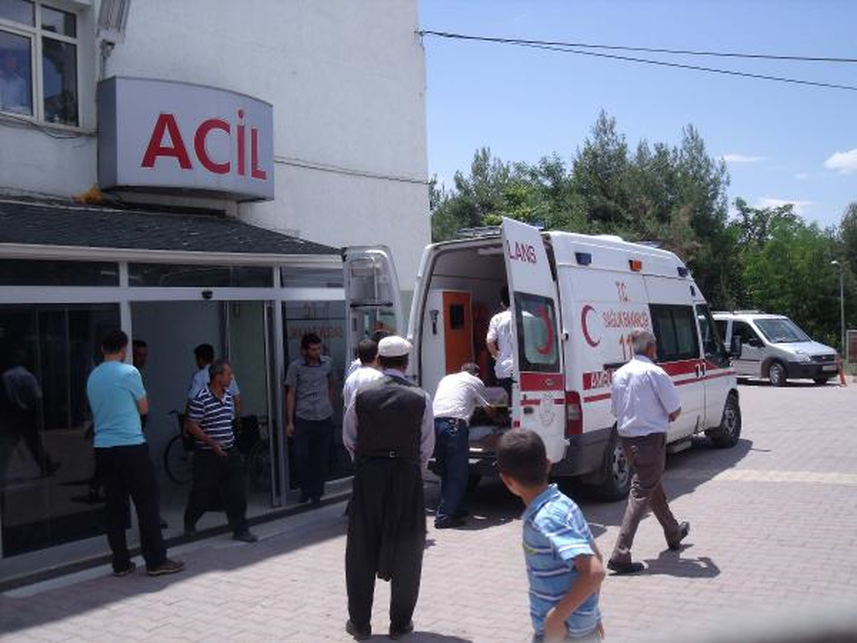 Evlerinin Önünde Oynayan Kız Kardeşlere Otomobil Çarptı: 1 Ölü, 1 Yaralı