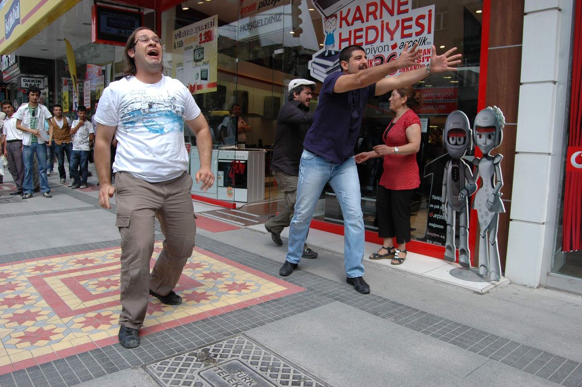 Film Çekiminde Kapkaç Sahnesini Gerçek Sanan Vatandaş Oyuncuyu Yere Serdi