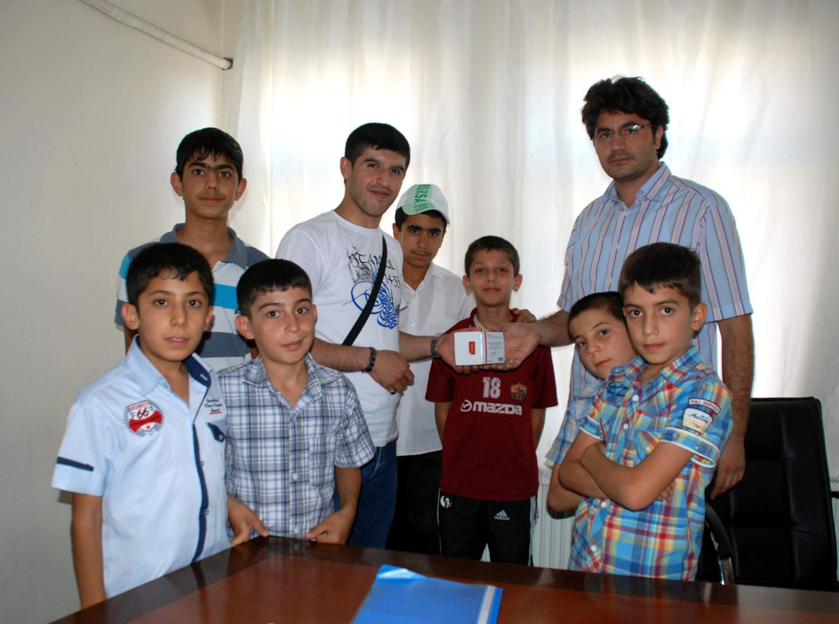 Genç Sporcular Kandil Simidi Dağıttı