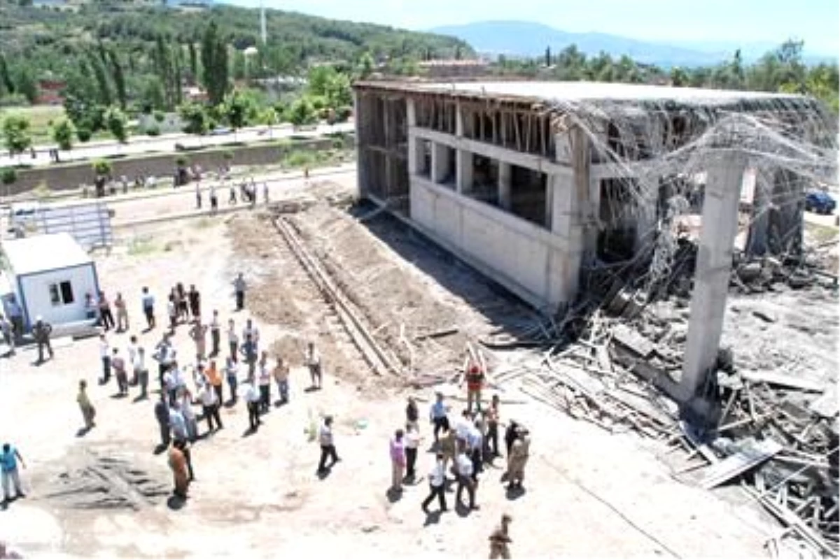 Hatay\'da Okul İnşaatı Çöktü 8 Kişi Yaralandı )