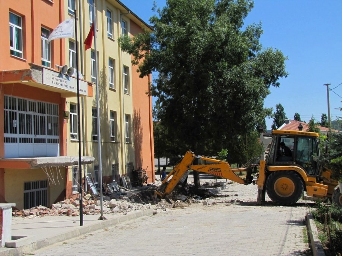 Hisarcık Atatürk İlköğretim Okulu\'nun Giriş Merdivenleri Yenilenecek