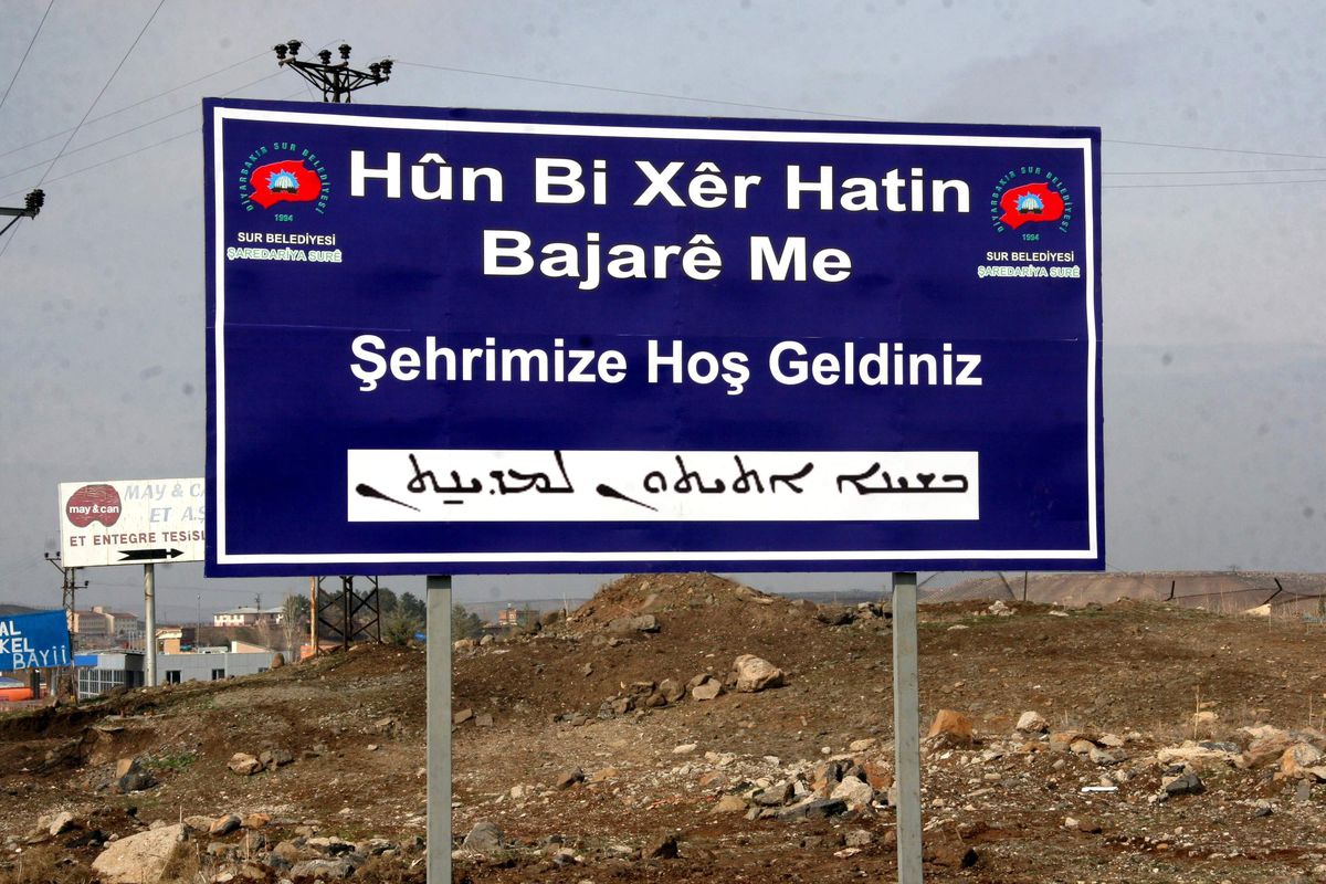 İçişleri Bakanlığı\'ndan Çok Dilli Tabelaya Soruşturma