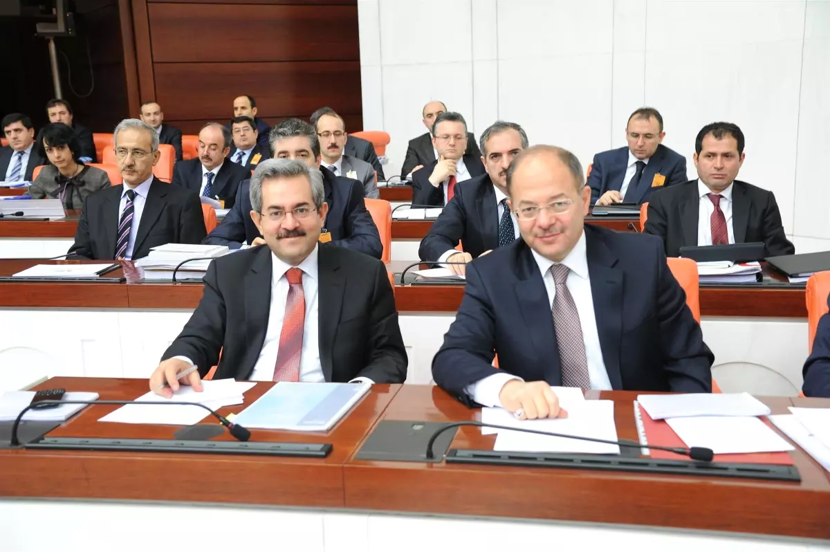 İntern Hekimlere \'310 TL\' Ücret Ödenecek