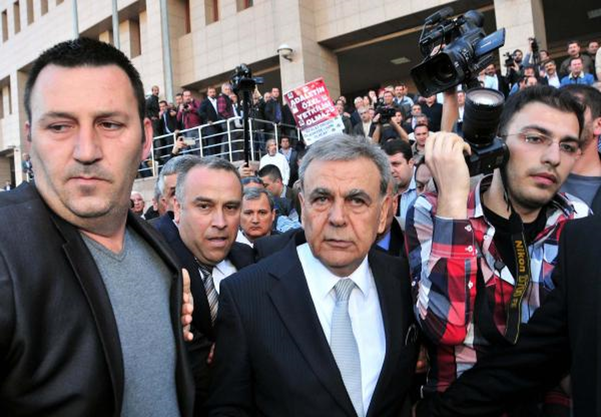 İzmir Belediyesi\'nde Yolsuzluk Davasının İkinci Duruşmasında Mahkeme Başkanı İzinli