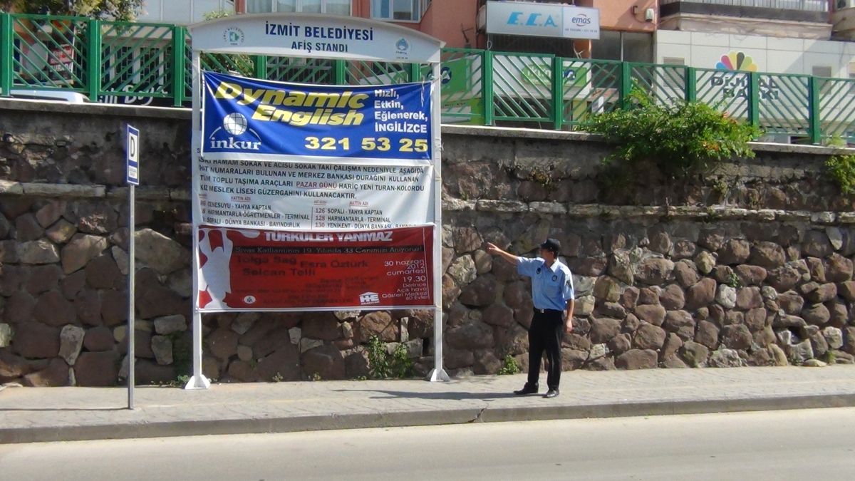 İzmit\'te Afiş Standları Büyük İlgi Görüyor