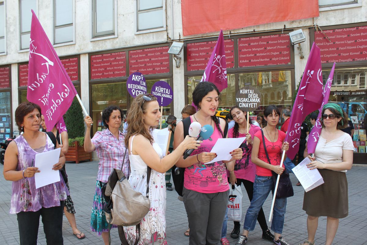 Kadınlar Kürtaj Yasağına Karşı Meclis\'e İmza Gönderdi
