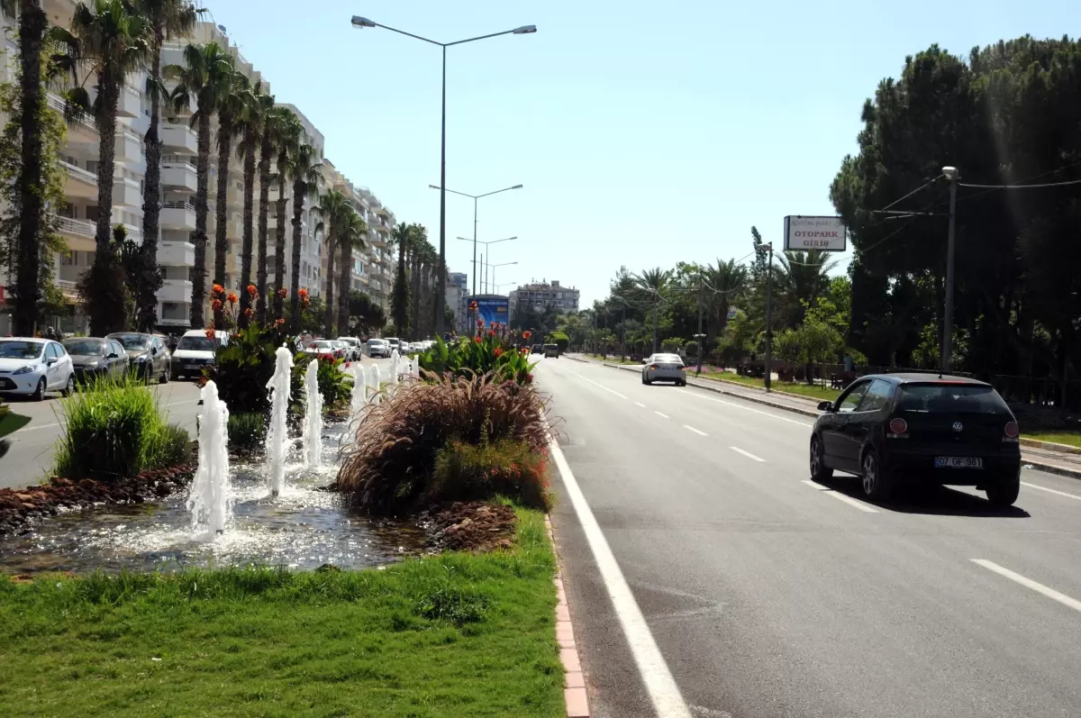 Konyaaltı Caddesi Yeni Asfaltıyla Trafiğe Açıldı