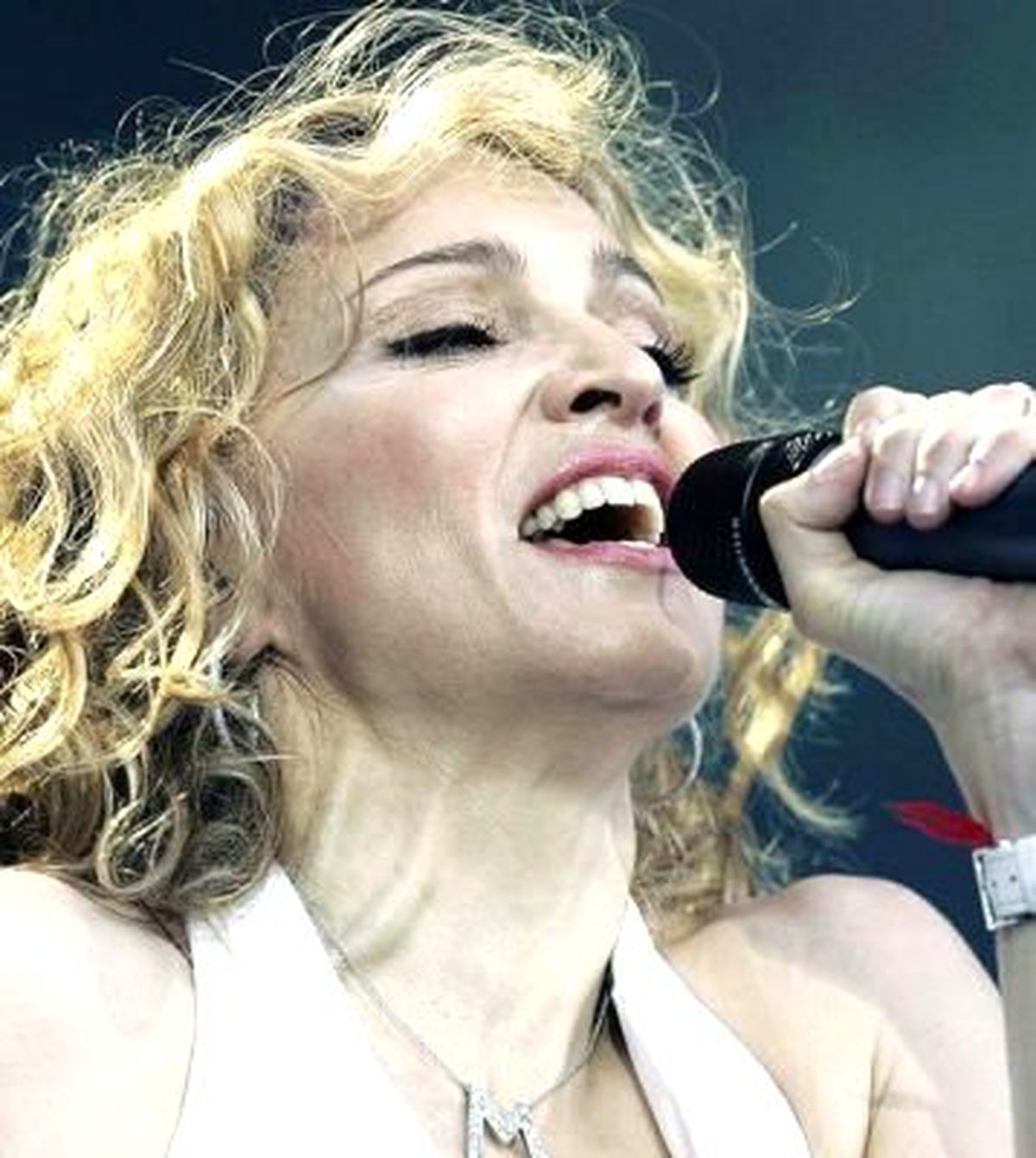 "Madonna, İstanbul\'da Göğsünü Açtı, Rusya\'da Konseri İptal Olsun"