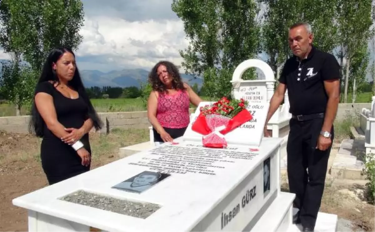 Mezar Taşında Hollanda\'ya Protesto