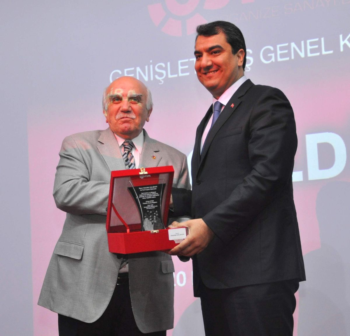 Milletvekili Abdullah Çalışkan, Ostim\'den Plaket Aldı