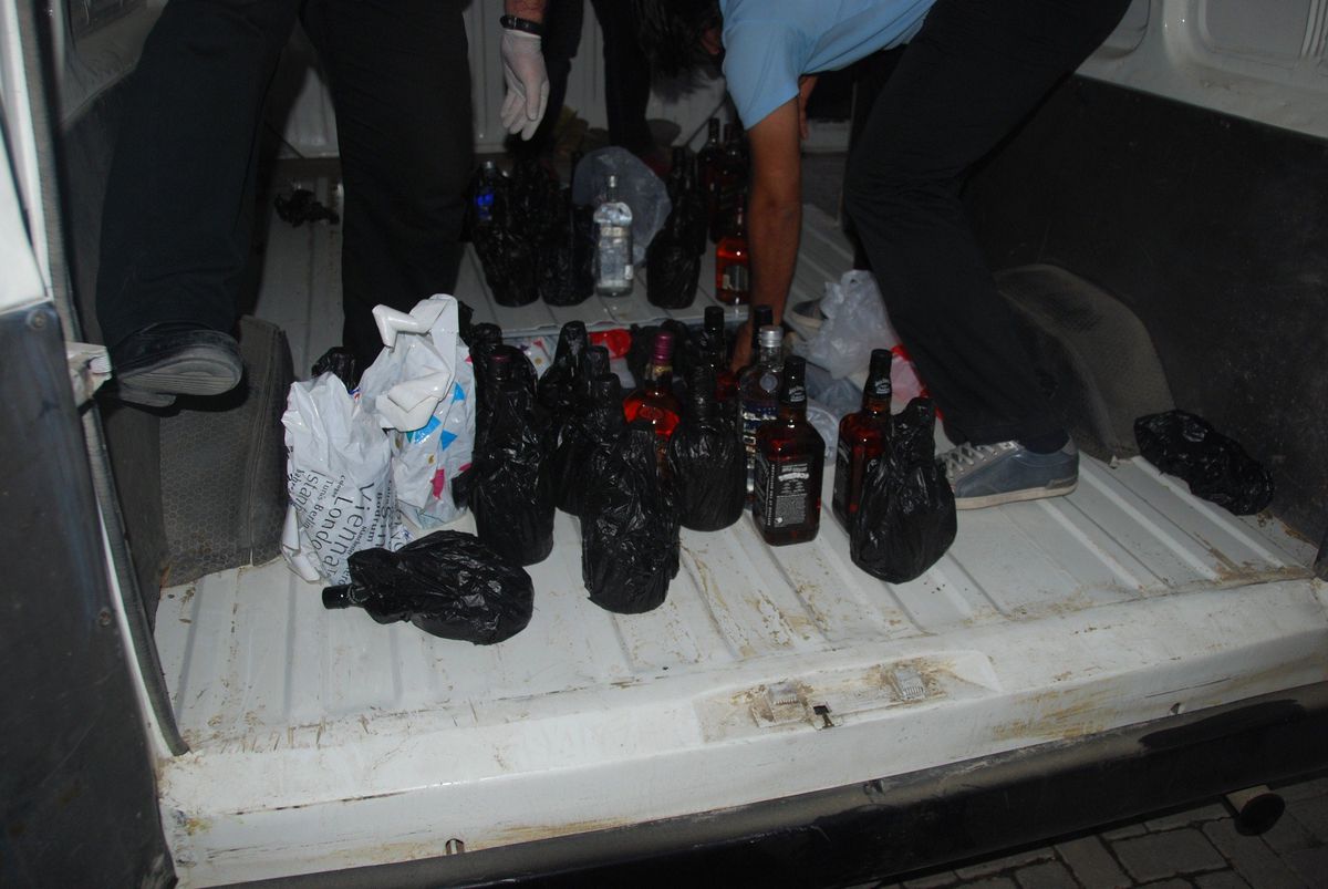 Minibüsten 3 Bin Şişe Kaçak İçki Çıktı