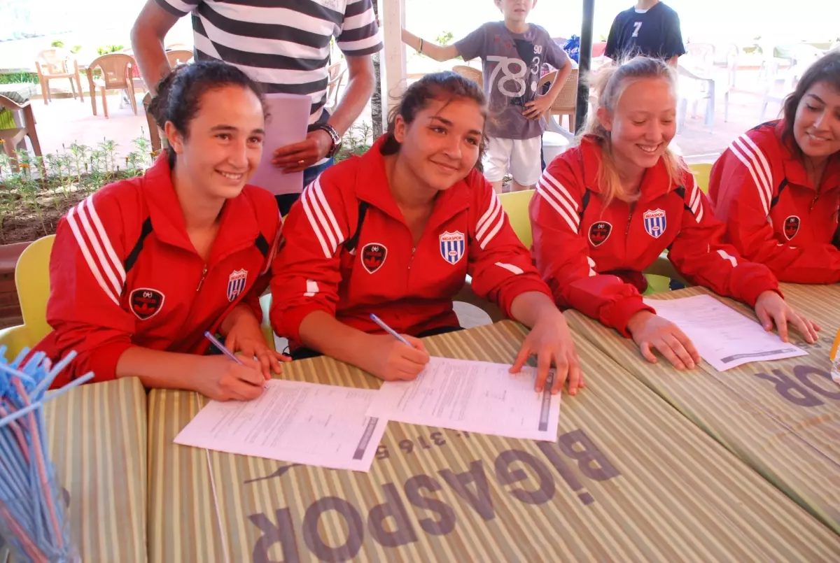 Minik Kızlar Bigaspor ile Anlaştı