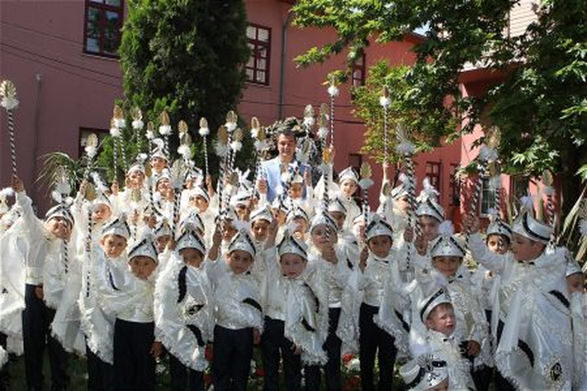 Minikler Sünnet Kıyafetlerini Aldı