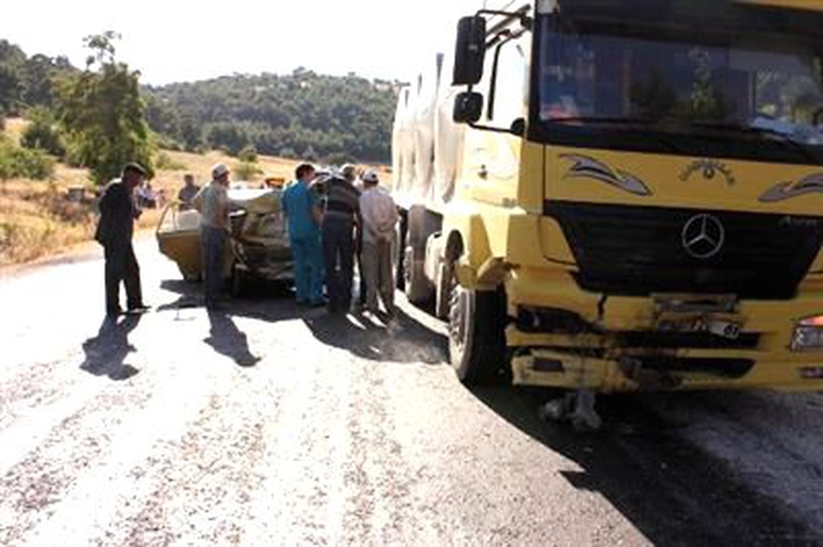 Otomobil Kamyonla Çarpıştı: 1 Ölü, 1 Yaralı