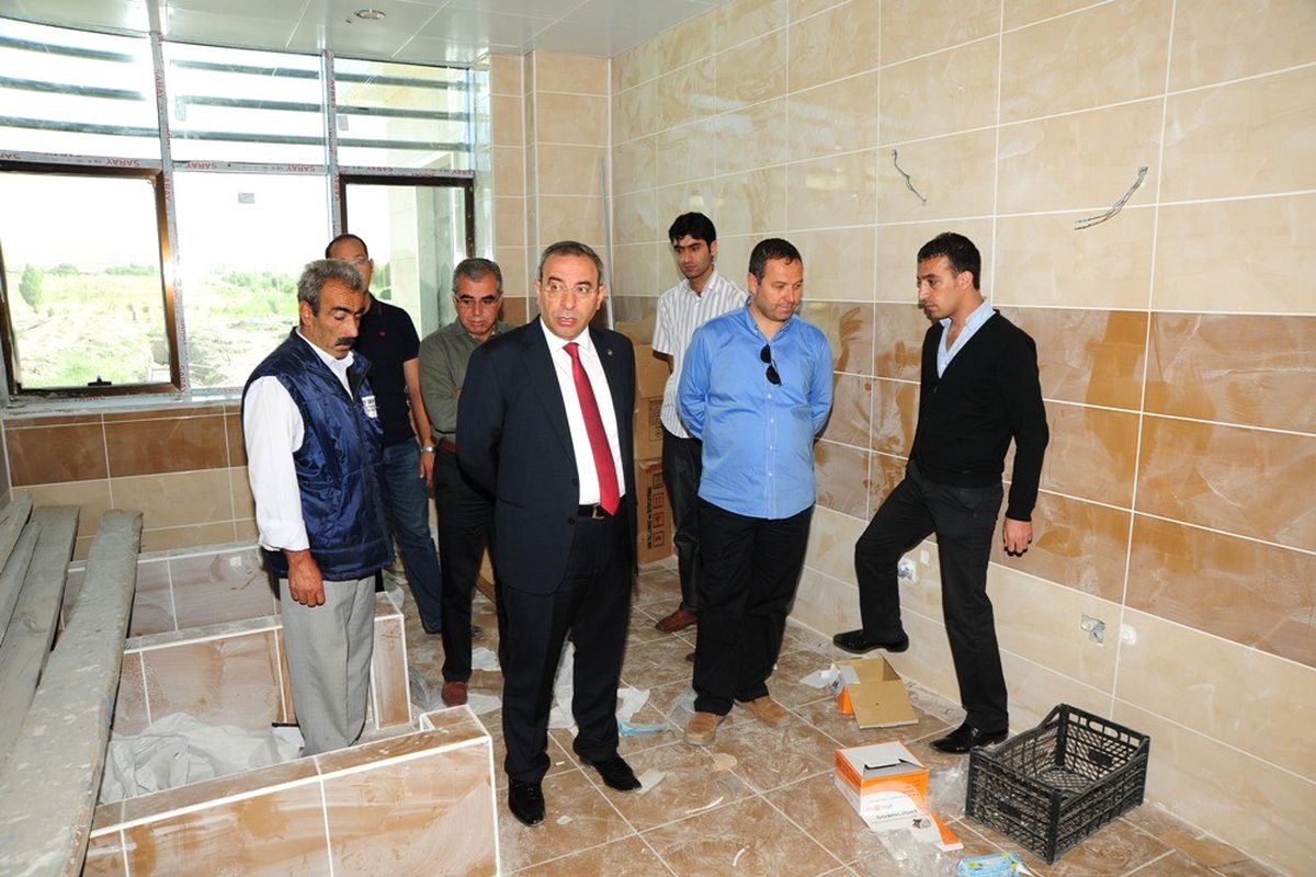 Rektör Prof. Dr. Battal Merkezi Laboratuar ve TOKİ Konutlarında İncelemelerde Bulundu