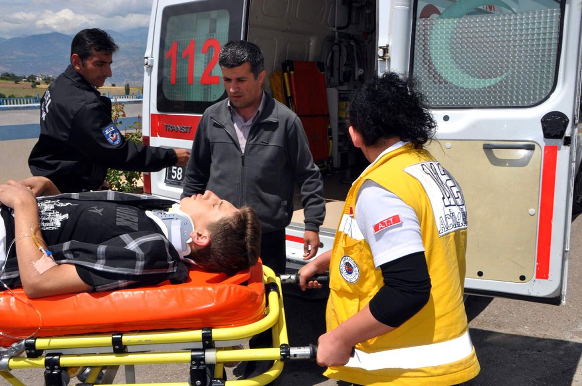 Tır ile Otomobil Çarpıştı: 4 Yaralı