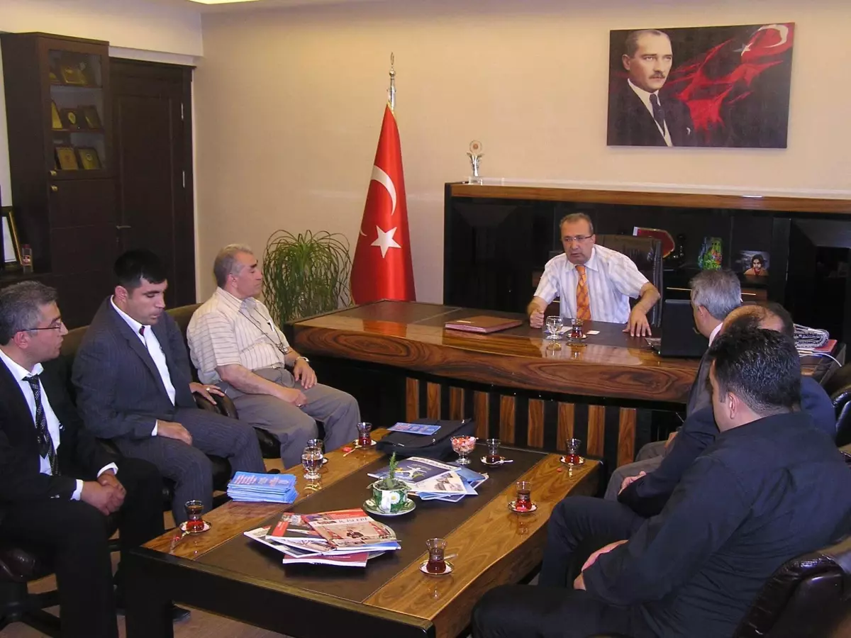 Trafik ve İş Kazaları Mağdurları Derneği Şehitkamil Kaymakamlığı\'nı Ziyaret Etti