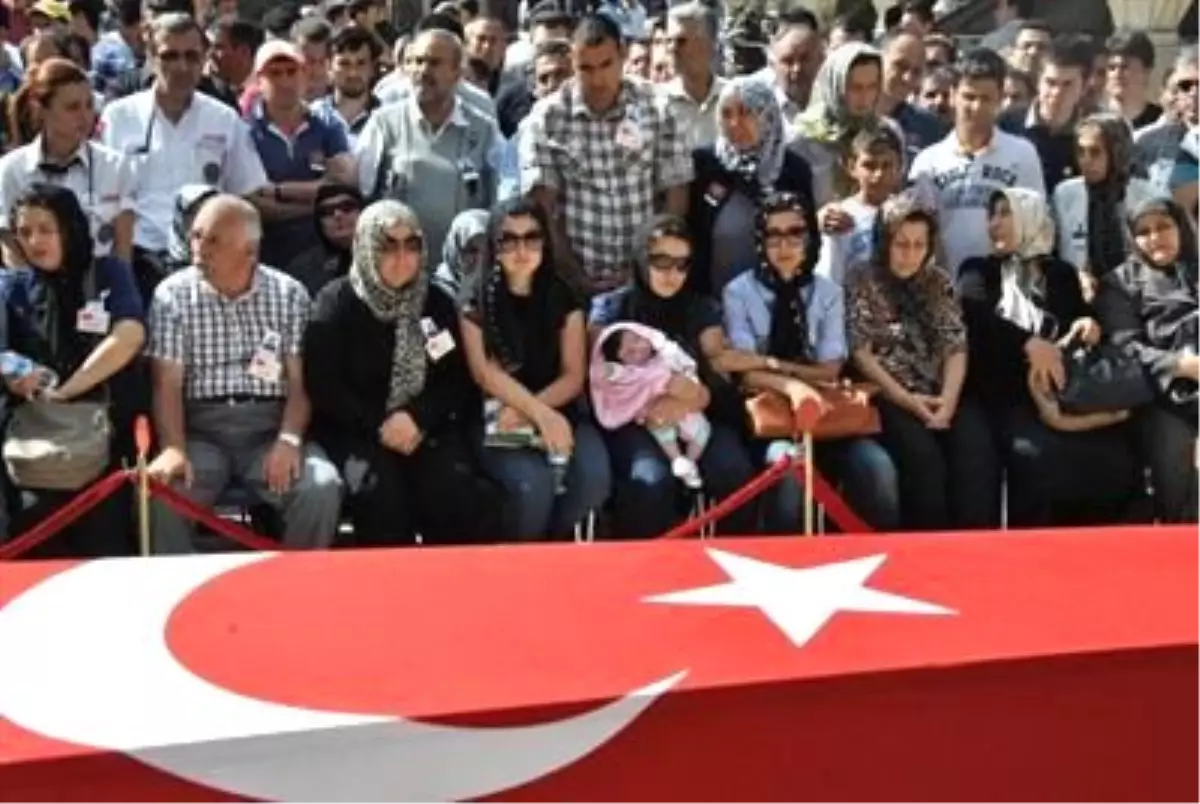 Üsteğmen Hasırcıoğlu Afyonkarahisar\'da Toprağa Verildi