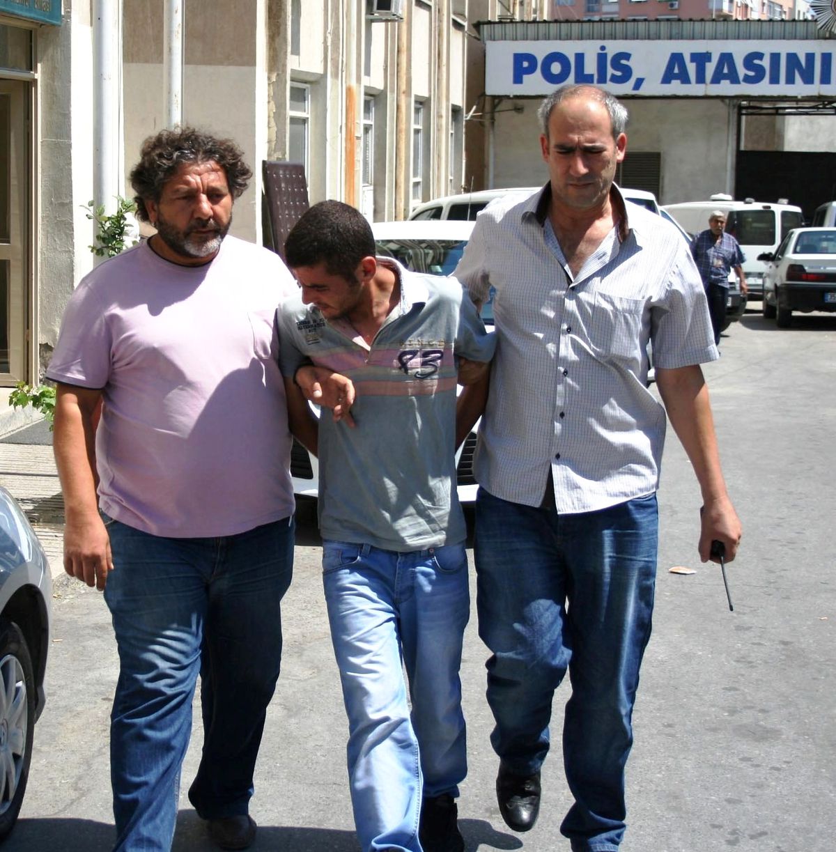 Yakalanacağını Anlayınca Dolaba Saklandı