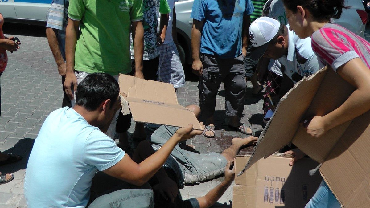 Yaralıyı Güneşten Karton ile Korudular