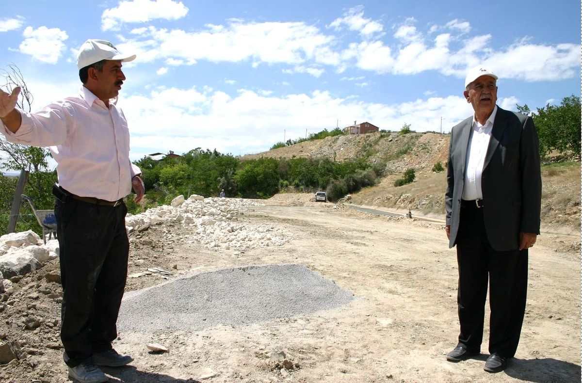 Yeşilyurt\'ta Yol Açma Çalışmaları
