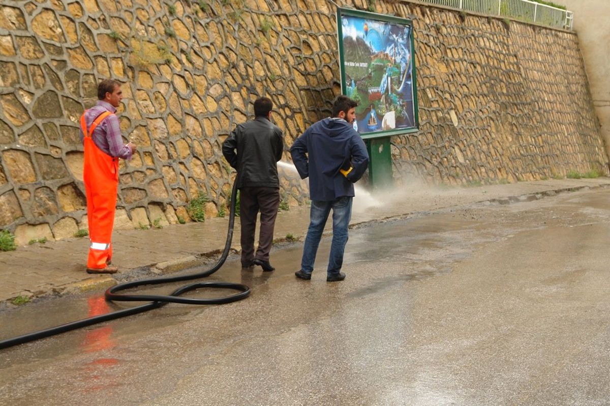 Yol Yıkama Çalışması Yağmura Rağmen Devam Etti
