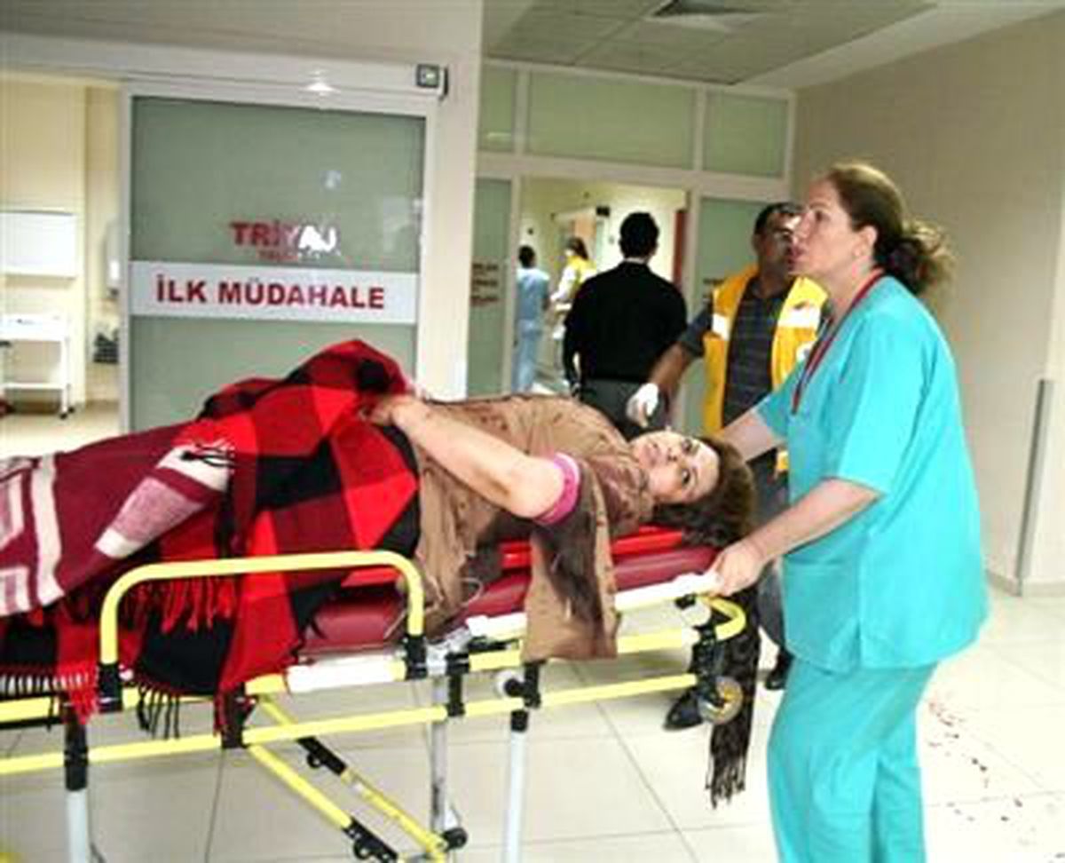 Yolcu Otobüsü Devrildi: 25 Yaralı